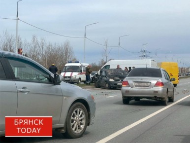 На проспекте Героев в Брянске произошло серьезное ДТП, есть пострадавший