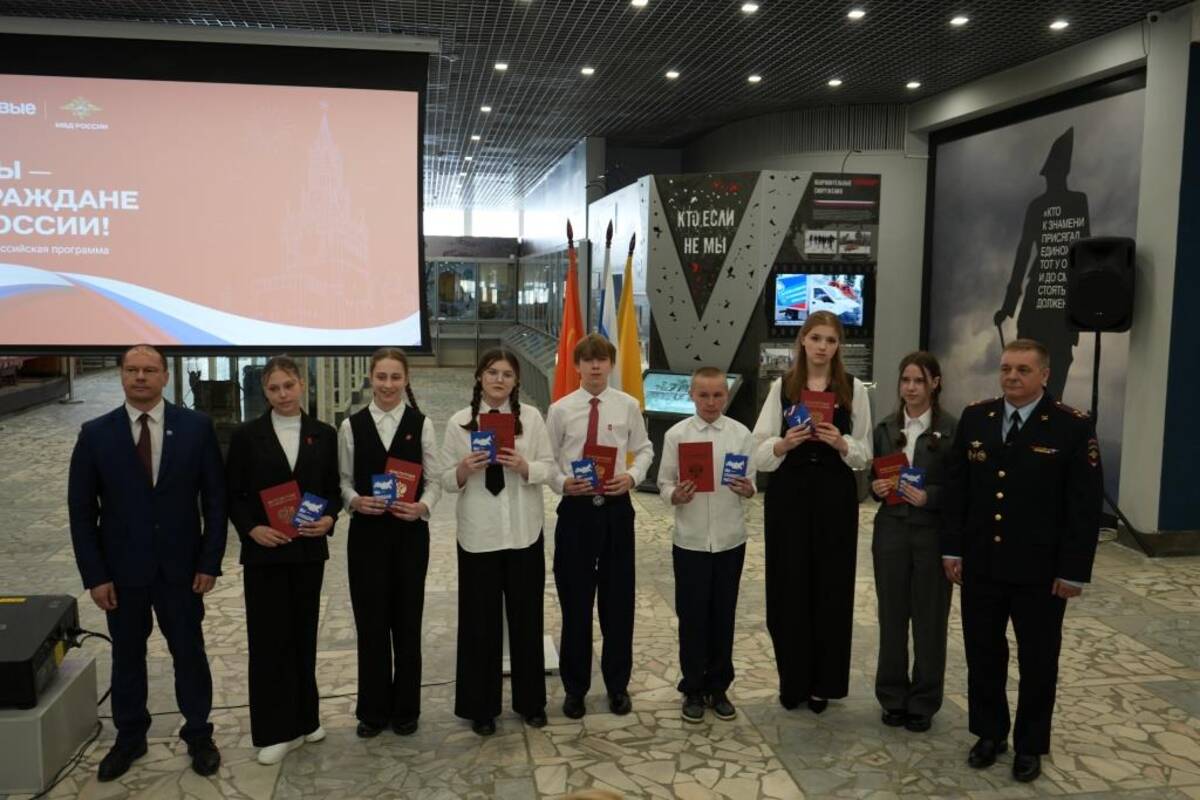 40 юных брянцев получили паспорта из рук героев и участников СВО
