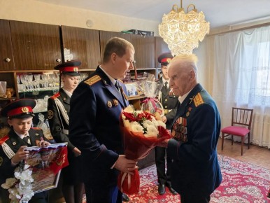 Руководитель регионального следственного управления и кадеты СК России навестили ветерана Великой Отечественной войны в городе Брянске
