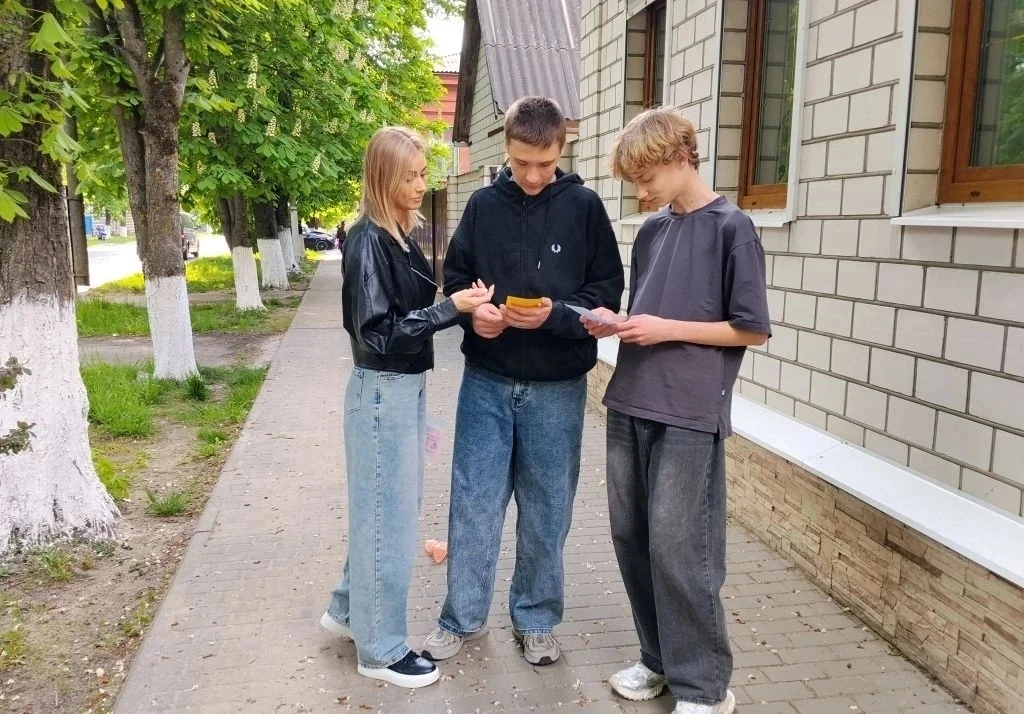 СЛУЖБА ПОДДЕРЖКИ. В преддверии празднования Дня детского телефона доверия библиотекарь центра правовой информации центральной библиотеки имени князя Н.Д.Долгорукова 12 мая провела для подростков города Новозыбкова...