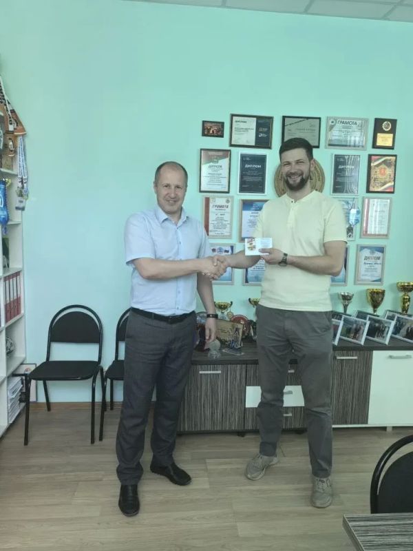 ЛИЦА ГТО. Директор департамента физической культуры и спорта Максим Рудин в торжественной обстановке вручил золотой знак отличия ГТО главному металлургу предприятия «Бежицкая сталь» Андрею Денисенкову