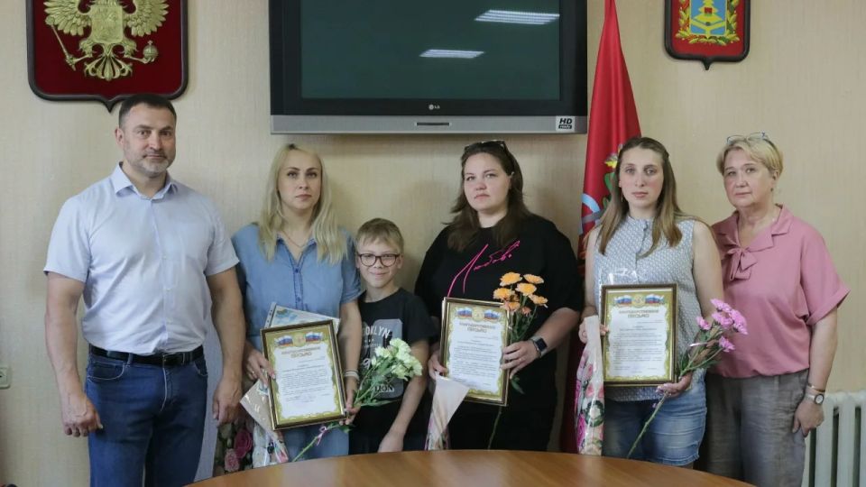 22 мая, в рамках Международного Дня семьи, в администрации Навлинского района прошла торжественная церемония вручения сертификатов на областной материнский капитал многодетным семьям