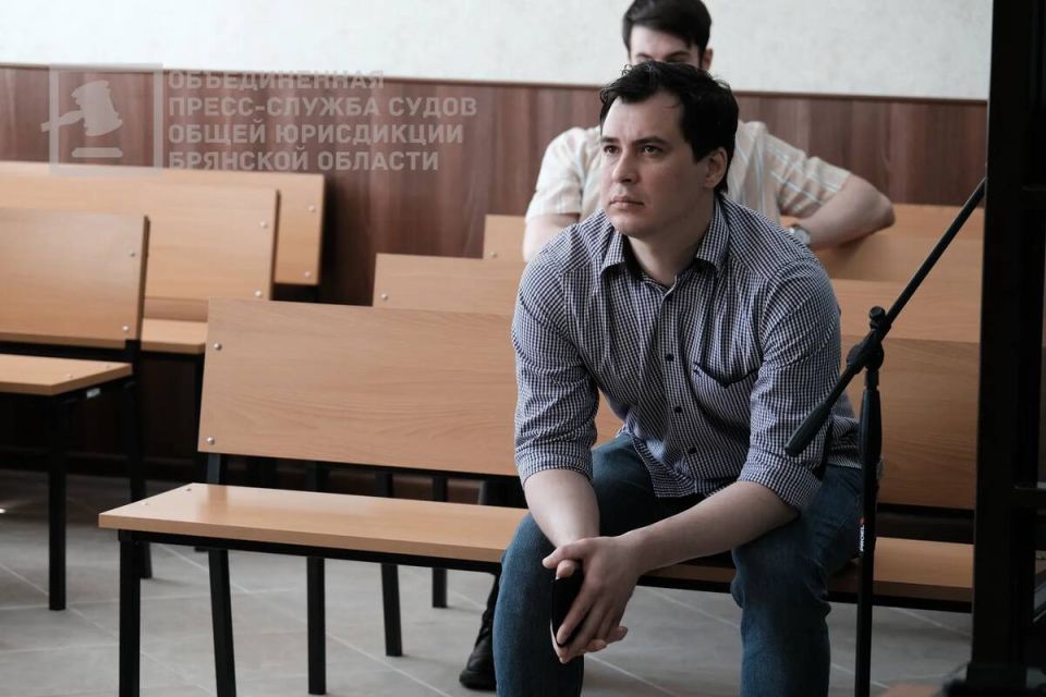 Брянскому активисту оставили 3 года условно за поддержку экстремистов деньгами