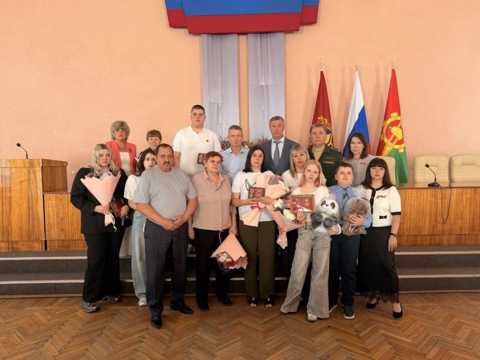 Родным клинцовских бойцов СВО отдали их посмертные награды