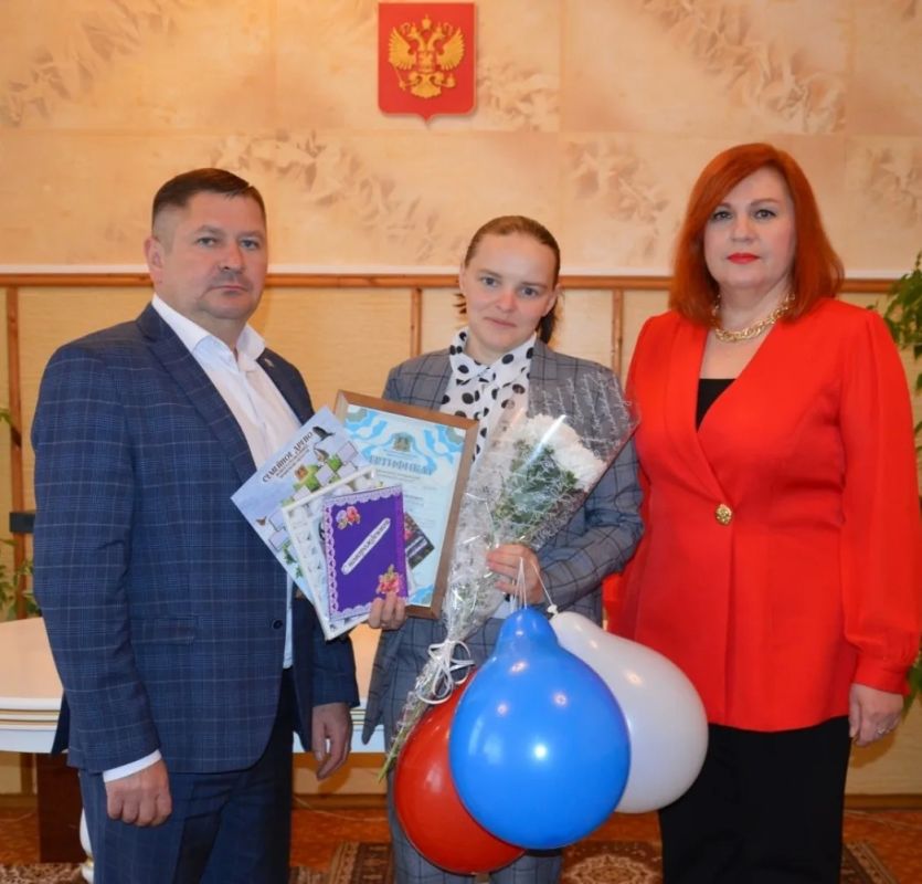 В отделе ЗАГС Гордеевского района состоялось уже традиционное мероприятие — торжественное вручение сертификата на областной материнский (семейный) капитал