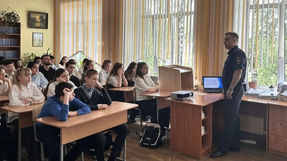 Брянские полицейские научили школьников противостоять киберугрозам