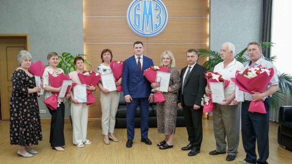 Брянский машзавод наградил ветеранов труда за выслугу лет