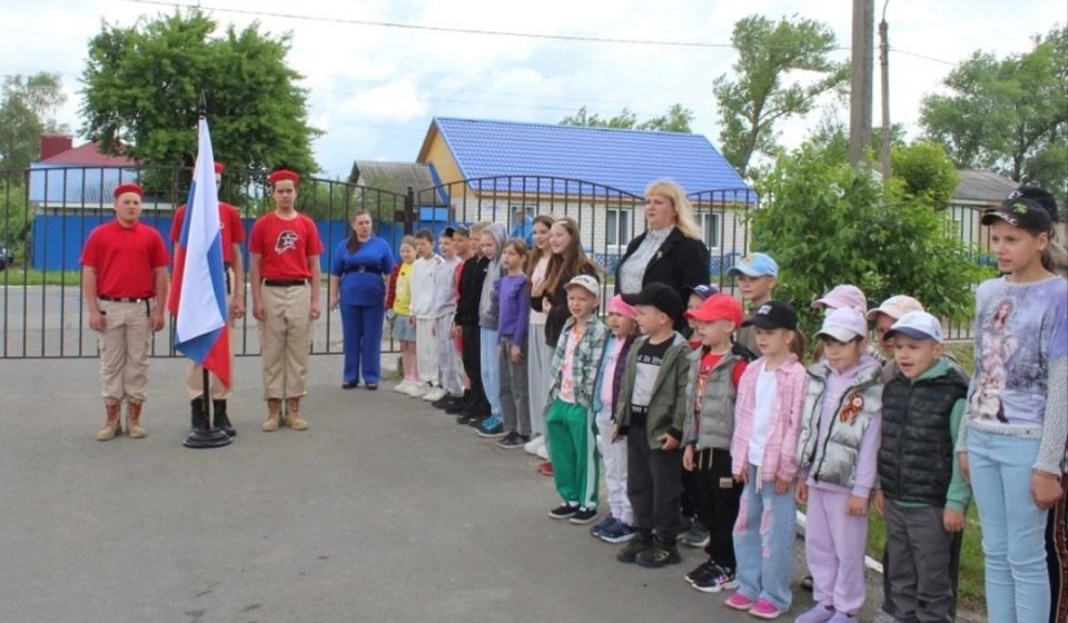 Сегодня, для юных жителей Гордеевского района распахнули свои двери пришкольные лагеря с дневным пребыванием, открытые на базе трех школ района: Гордеевской, Мирнинской, Творишинской , где ребята смогут не только отдохнуть...