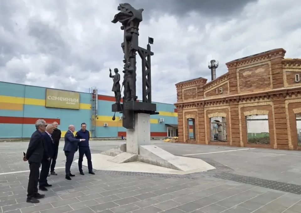 Прокурор Брянской области Владимир Мосин проверил ход строительства Хрустальной площади в г. Дятьково. На месте провел выездное совещание с участием представителей заказчика — администрации Дятьковского района — и подрядной...