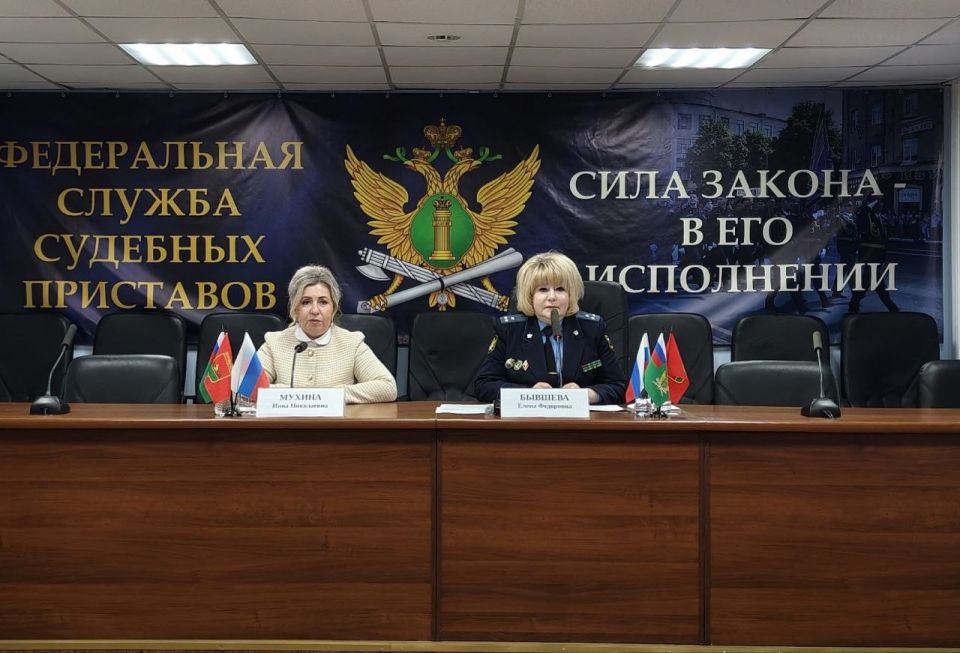 Инна Мухина: Накануне Дня защиты детей вместе с руководителем УФССП России по Брянской области Еленой Бывшевой провели традиционный брифинг для СМИ
