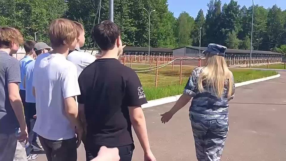 Брянские полицейские организовали для школьников профориентационную экскурсию к четвероногим питомцам