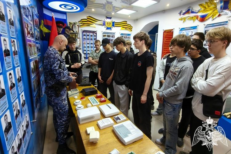 Росгвардейцы провели день открытых дверей для брянских школьников