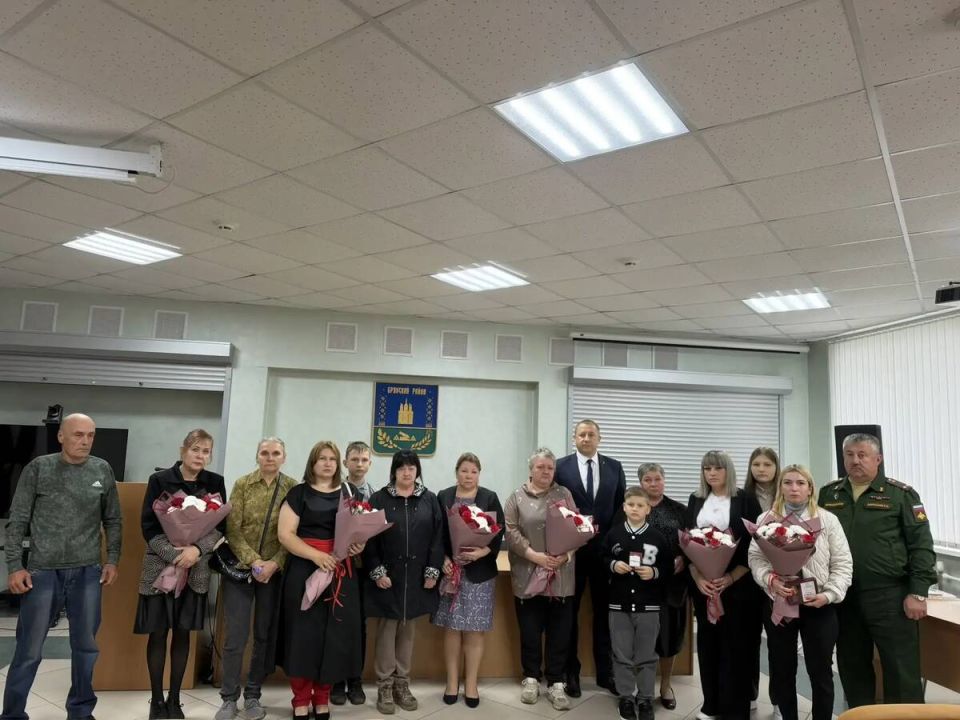 Семьям семерых погибших героев СВО в Брянском районе вручили госнаграды