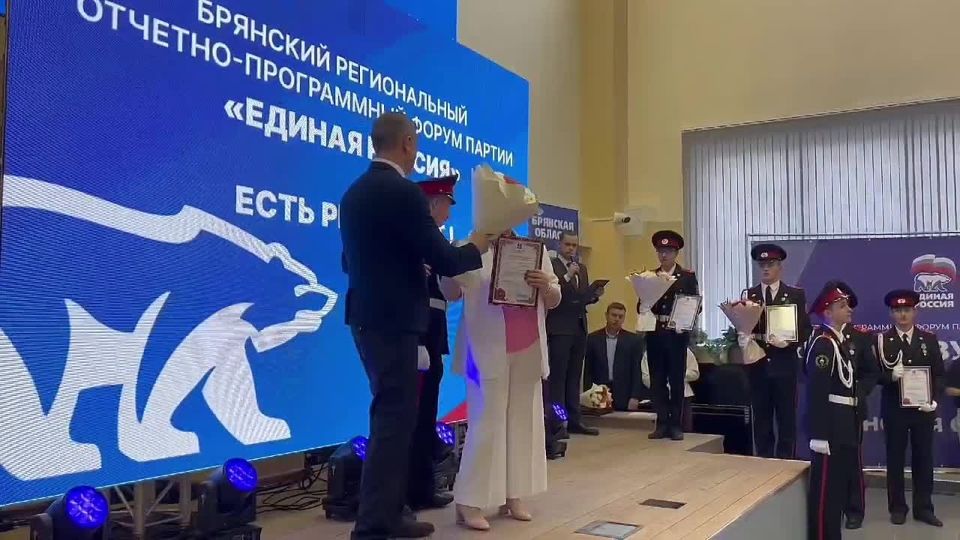 Сегодня на областном партийном Форуме " Есть результат" глава администрации Максименко Л. И., глава Медведовского сельского поселения Кужелева М. Н. и начальник отдела культуры Гончарова А. А. получили Благодарственные...