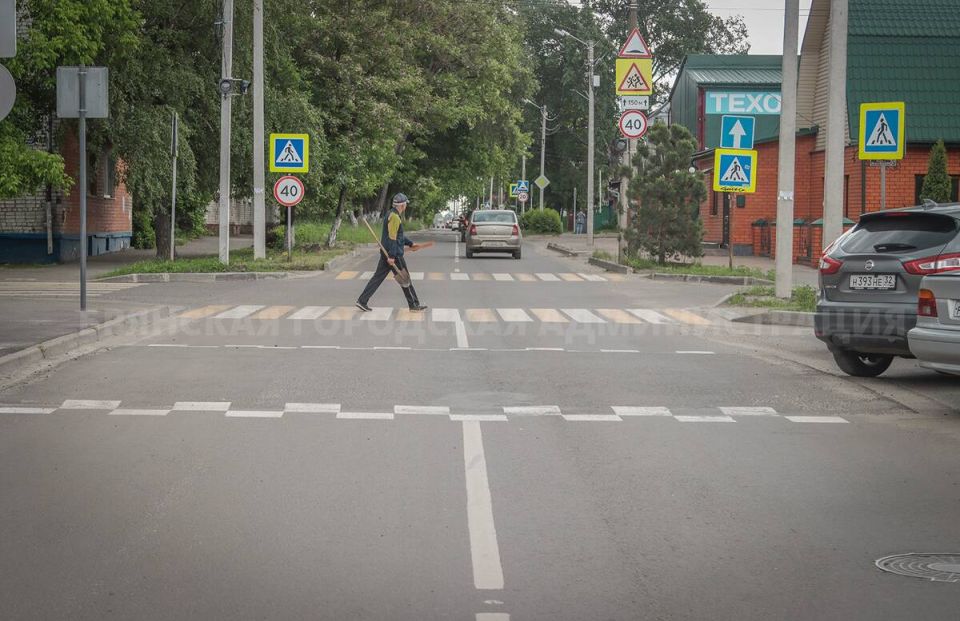 На улице Камозина в Брянске уложили почти 10 тысяч квадратных метров асфальта