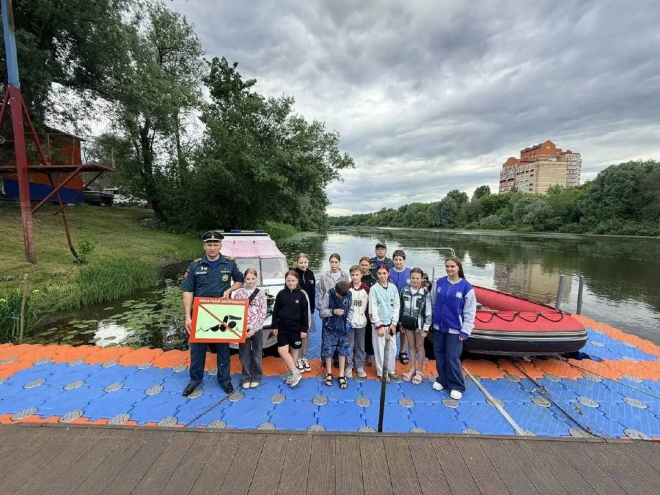 В Брянске школьники помогли разработать светящийся знак безопасности на воде