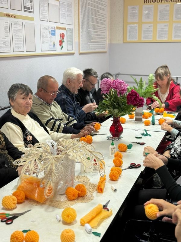 Сегодня в Дарковичском доме социального обслуживания прошёл очень необычный мастер-класс по изготовлению мандаринов из сеточек для фруктов