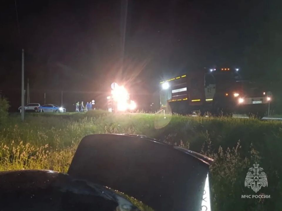 Огнеборцы ликвидировали последствия ДТП на Р-120