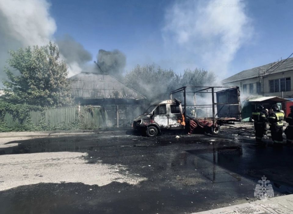 В Брянске выгорели жилой дом, надворная постройка и авто