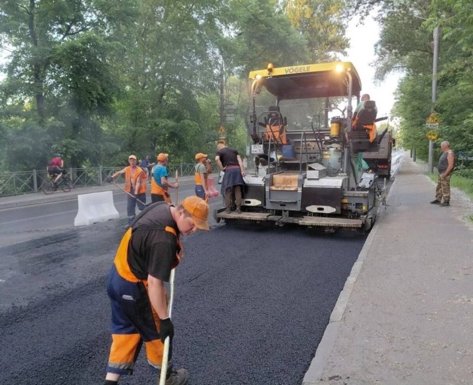 В Брянске приступили к укладке асфальта на улице Калинина