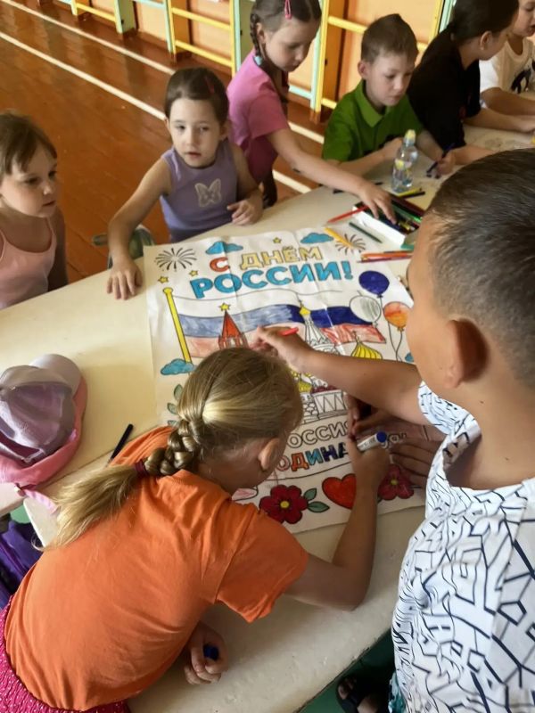Сегодня в пришкольном лагере «Стодольский» прошёл яркий и познавательный день, посвящённый Дню России