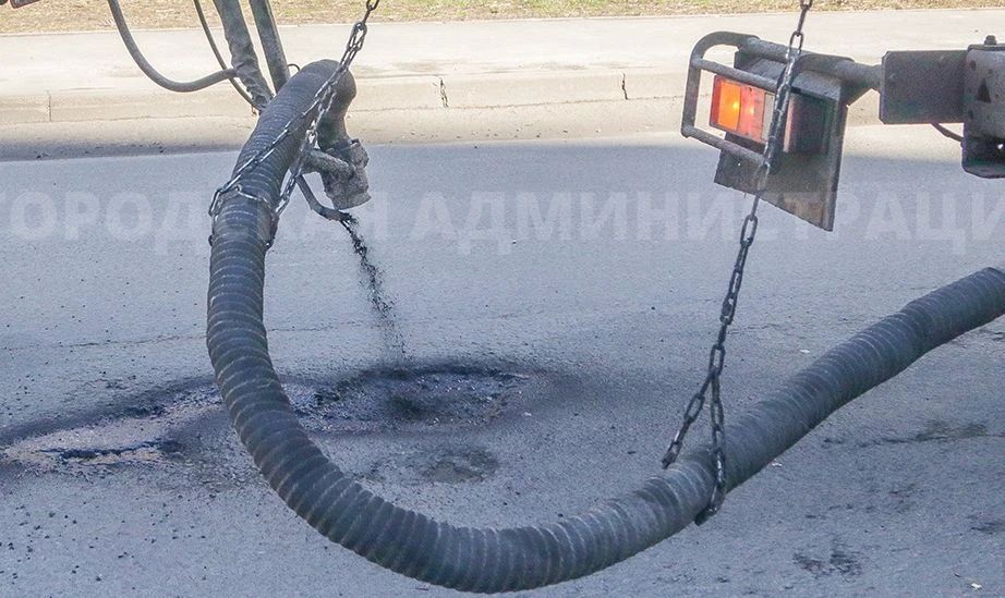 Брянские дороги «лечат» горячим асфальтом