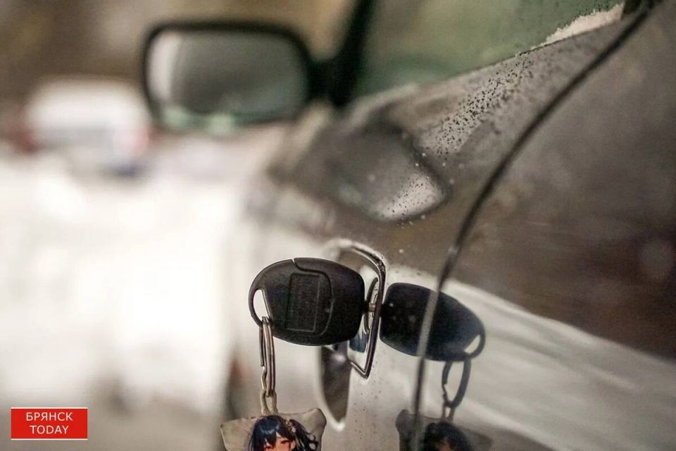 В Дятьковском районе пьяный водитель без номеров врезался в припаркованный Nissan