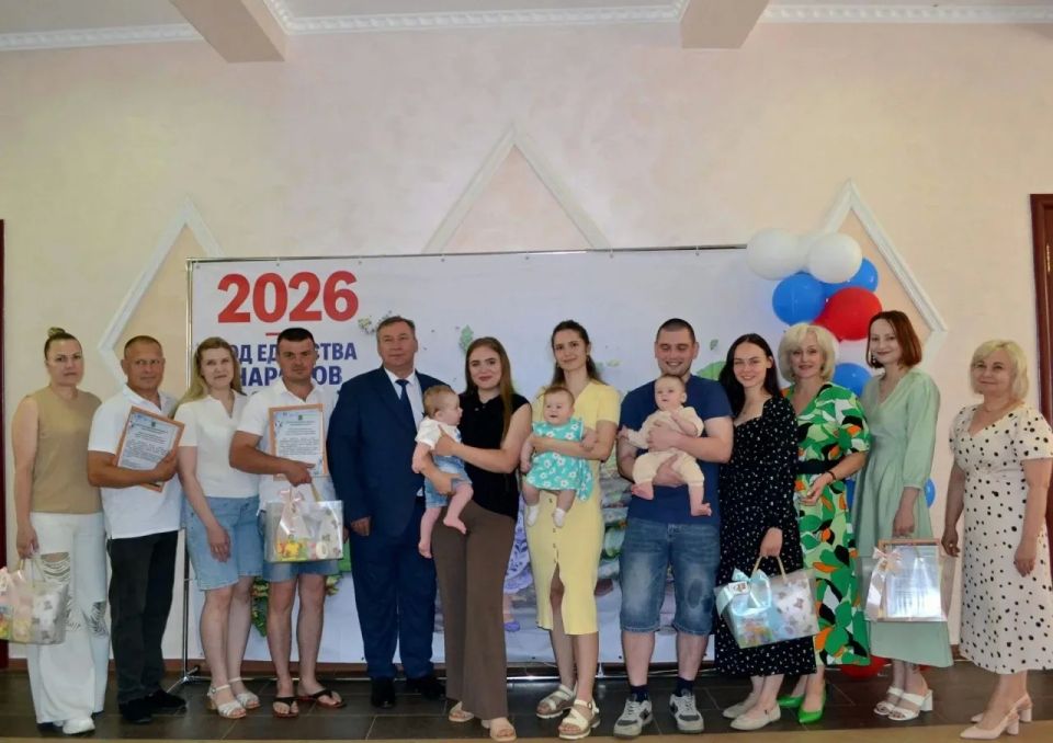 ЧЕЛОВЕК РОДИЛСЯ!. 11 июня в Дубровском районном Доме культуры царила по-настоящему тёплая и светлая атмосфера! Здесь состоялось торжественное мероприятие, посвящённое нашим самым юным жителям — первенцам года