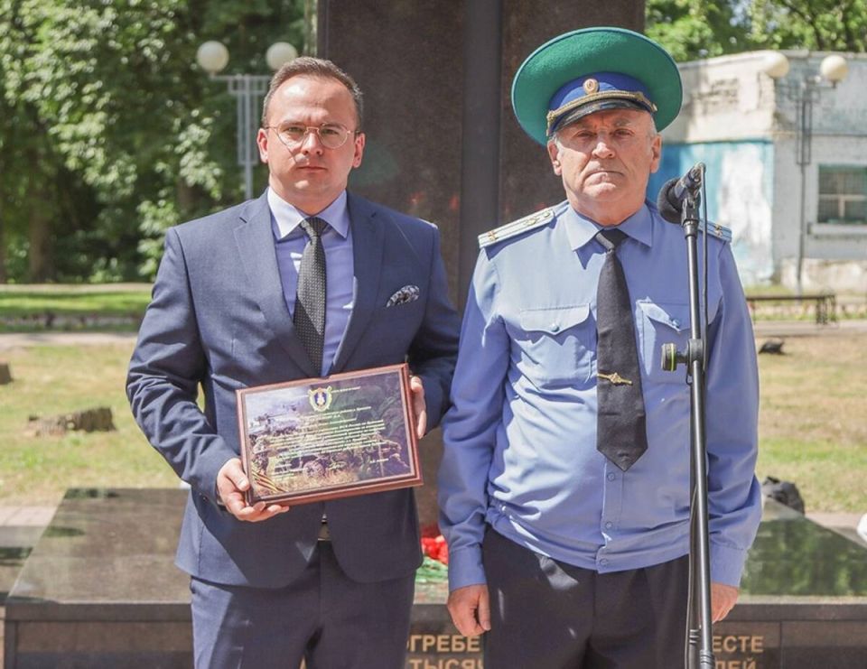 Главу Советского района Брянска ФСБ поблагодарили за памятник пограничникам