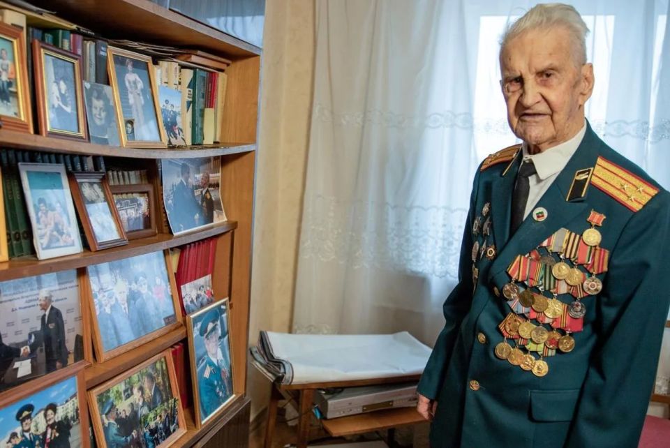 18 июня — ветеран Великой Отечественной войны Борис Васильевич Шапошников принял сердечные поздравления с 102-летием от коллектива ГБУ КЦСОН г. Брянска (Володарский район)