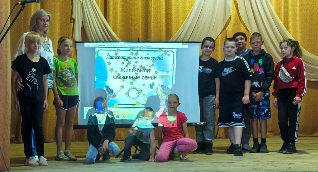 8 июля в Утынской библиотеке было по-особенному уютно и шумно! Здесь отмечали замечательный праздник — День семьи, любви и верности
