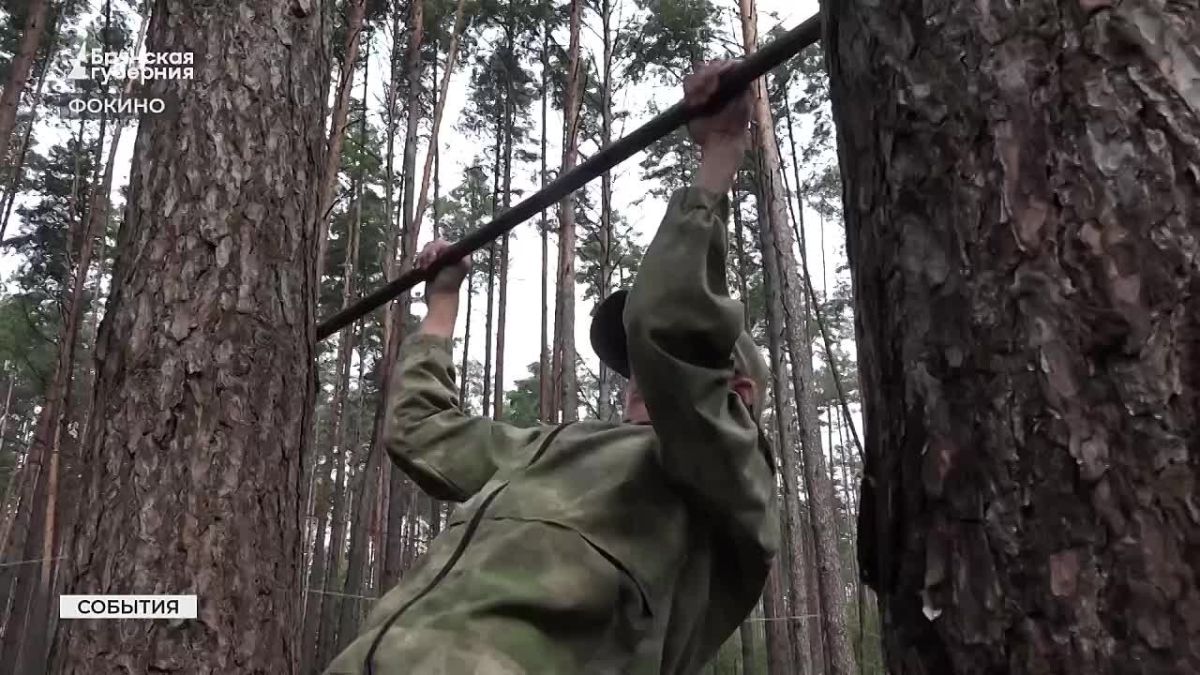 Марш-бросок, имитация боевых действий и взаимовыручка на полосе препятствий — в Фокино юные патриоты доказывали, что достойны «зелёного» берета