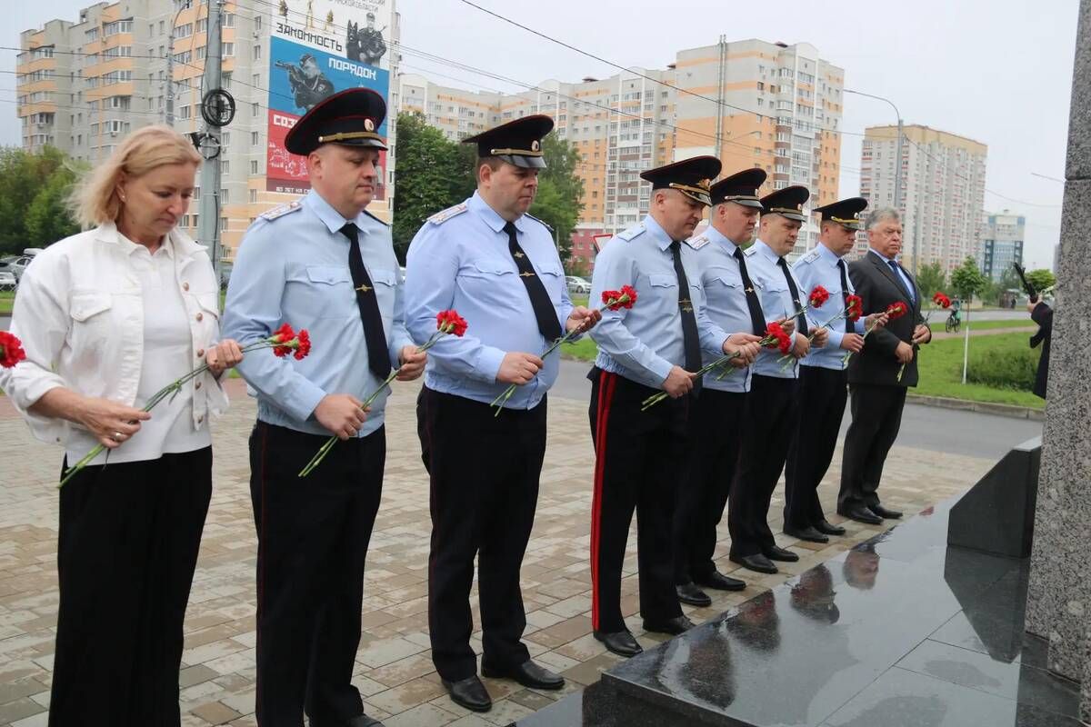 Брянские полицейские почтили память погибших коллег в 82-ю годовщину УМВД