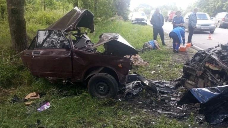 В жутком ДТП под Дятьково погиб 22-летний водитель, два человека ранены