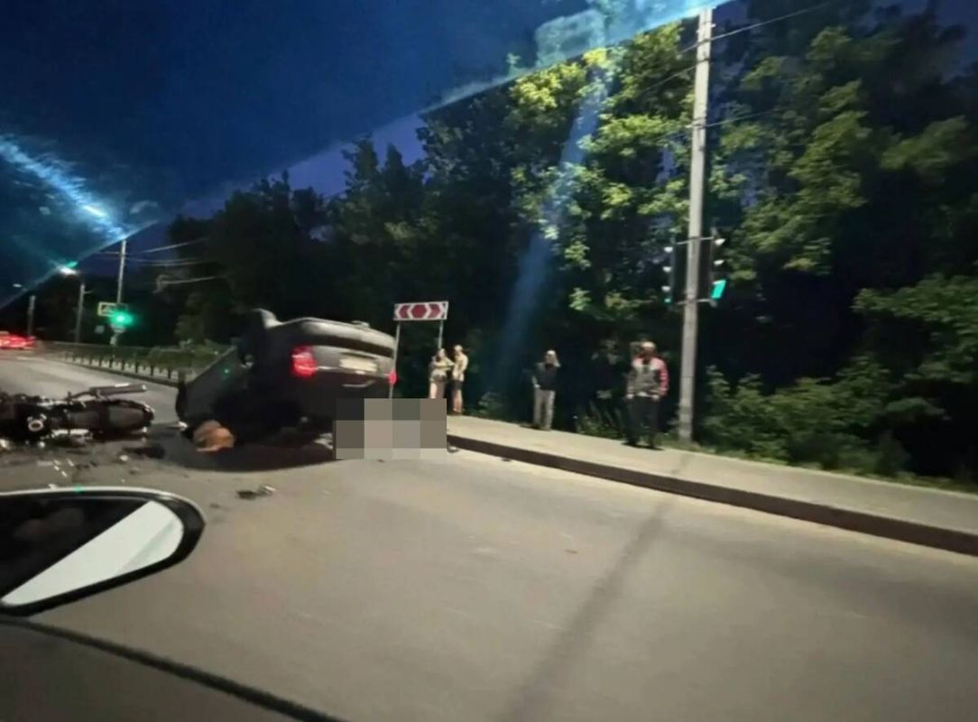 В Брянске после ДТП с мотоциклистом перевернулся автомобиль