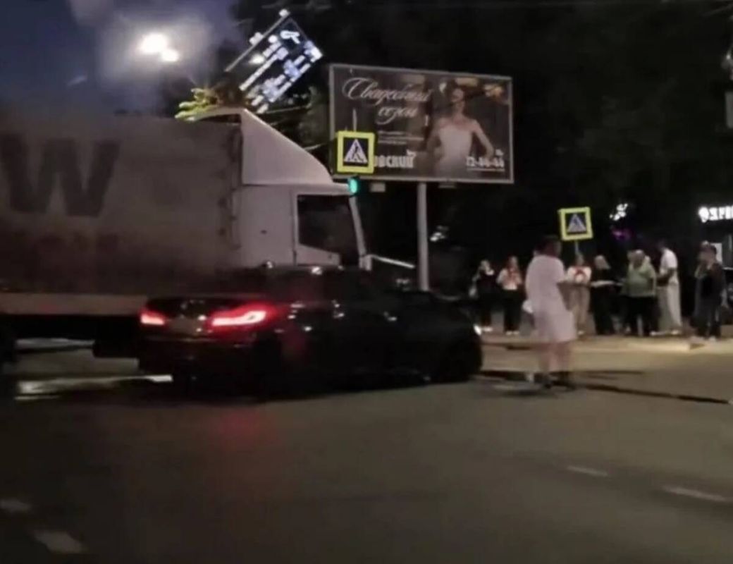 На проспекте Московском в Брянске не разъехались фура и иномарка