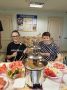 День шоколада!. В Дарковичском доме социального обслуживания решили устроить маленький праздник — День шоколада! Для этого растопили вкусный шоколад, заморозили разные фрукты и запустили настоящий шоколадный фонтан