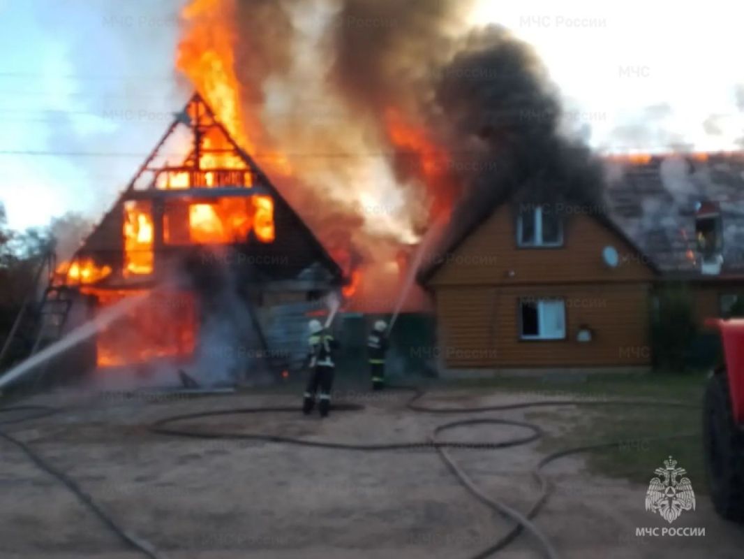 В Унече пожар испепелил жилой дом и гараж: есть пострадавший