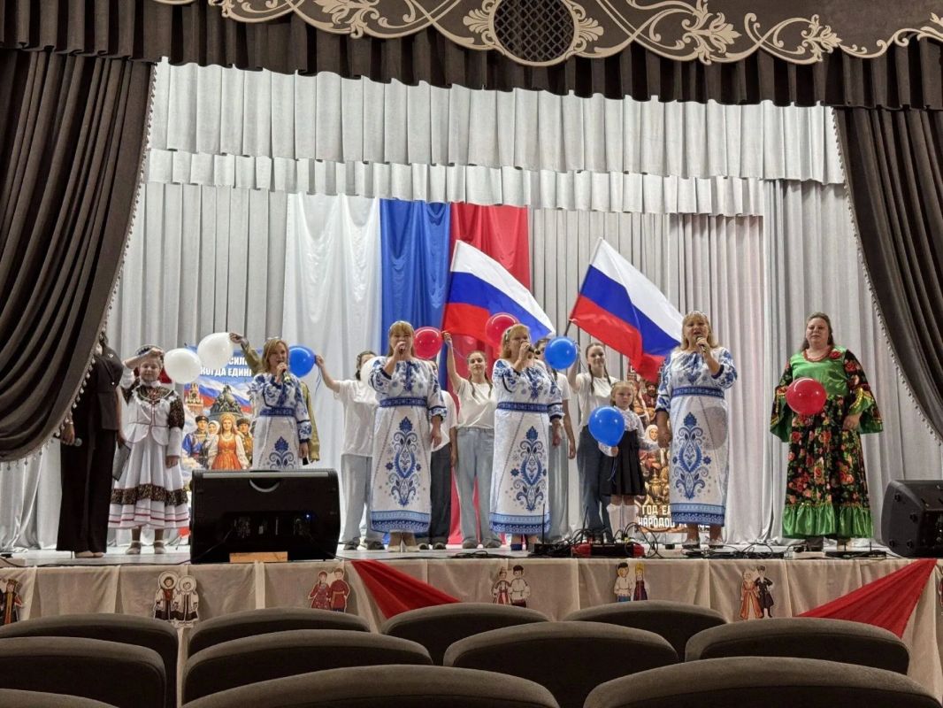 Россия — это огромная семья, где живут рядом русские и татары, башкиры и чеченцы, якуты и калмыки, и многие другие народы