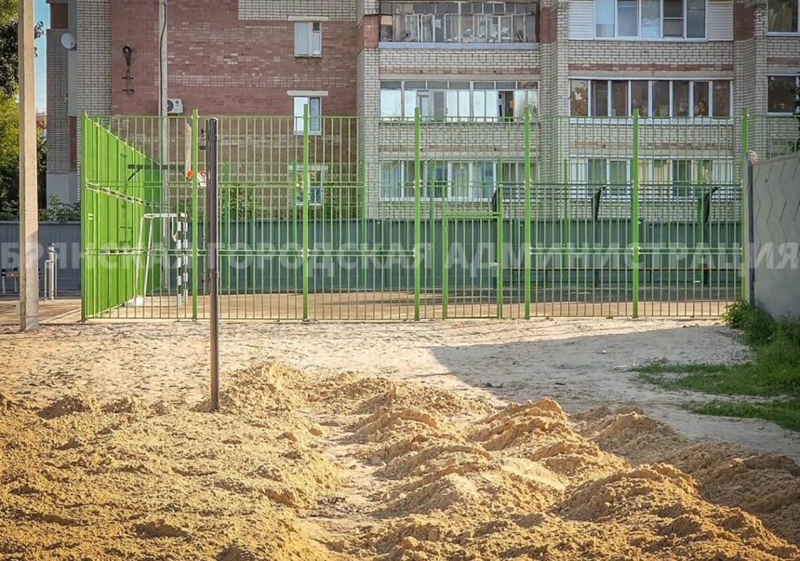 В Брянске завершается строительство «умной» спортплощадки