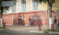 Брянске закрасили незаконные надписи на фасадах домов