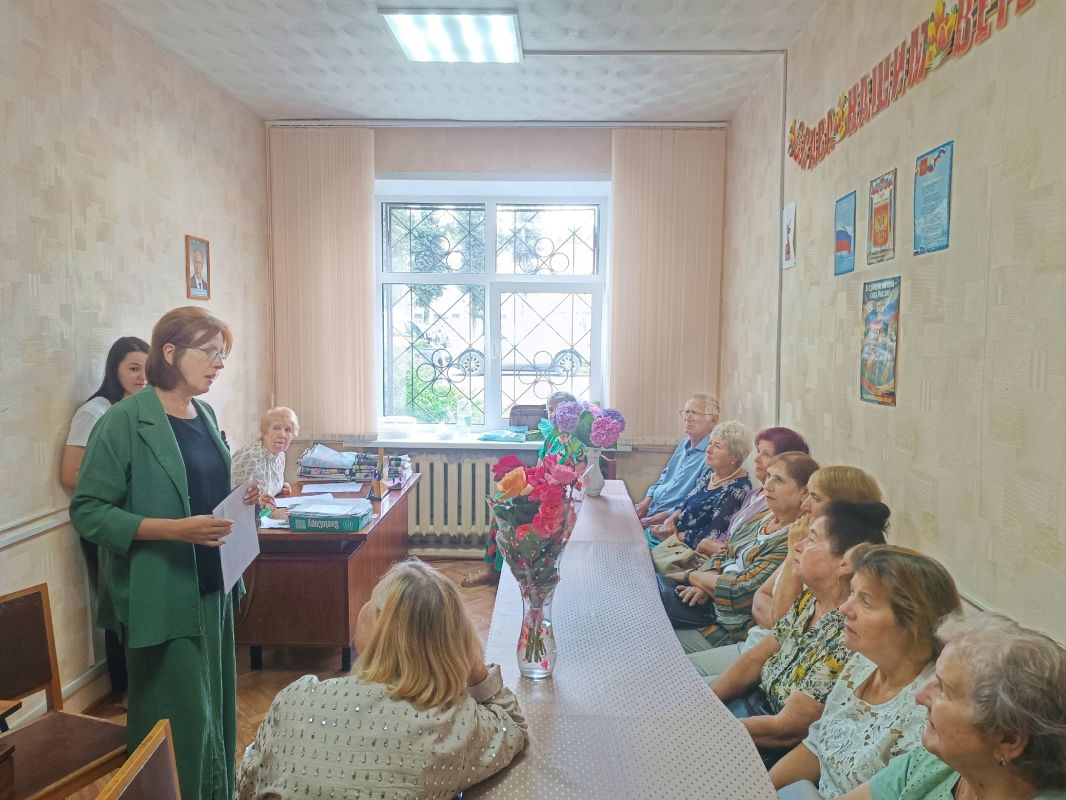 22 июля текущего года сотрудниками Управления безопасности Брянского отделения 8605 ПАО Сбербанк проведен семинар для членов клуба «Активное долголетие» на тему: «Правила безопасности. Как защититься от мошенников»