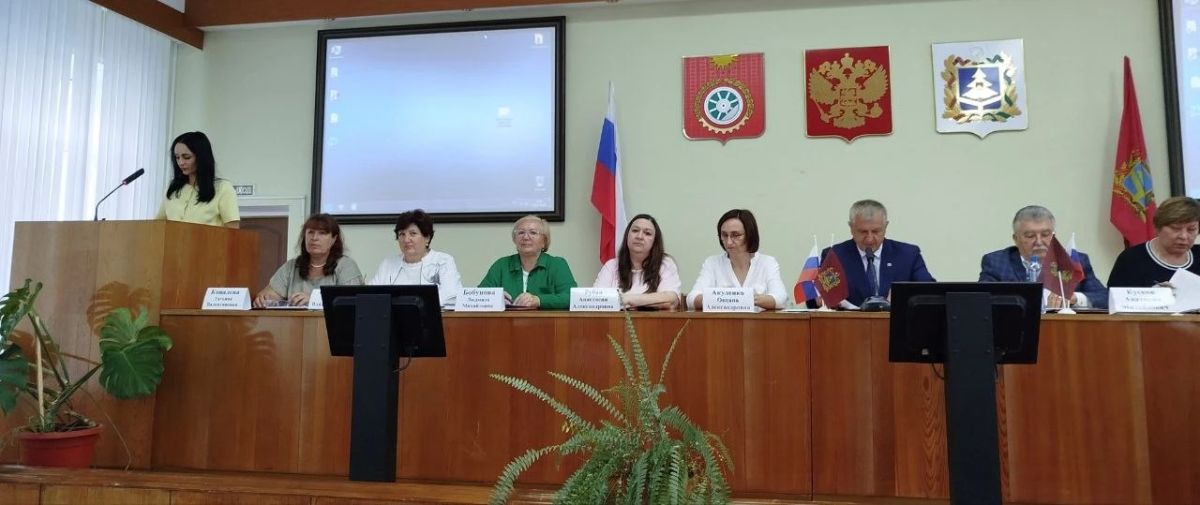 Сегодня глава администрации В.А.Дуда провёл заседание коллегии, на котором были рассмотрены два вопроса