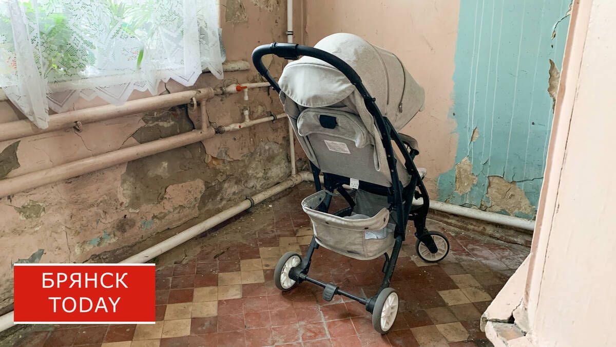 Брянцам объяснили, где нельзя хранить коляски и велосипеды