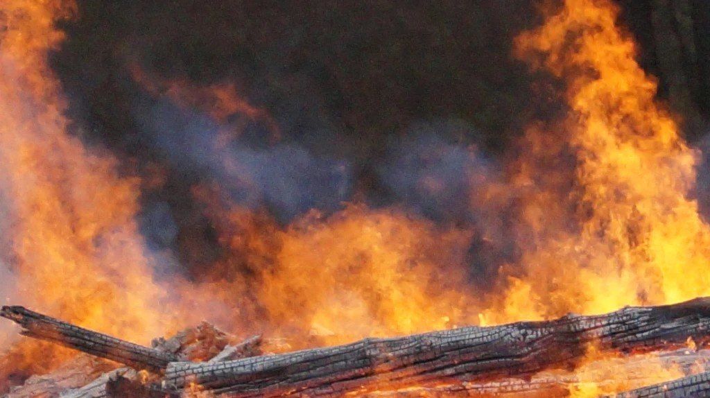 Жителя Брянской области осудили за поджог дома бывшей жены из ревности