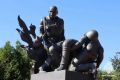 Сегодня в День Воздушнодесантных войск заместитель начальника ГУ МЧС России по Брянской области Пётр Фирсенков почтил память героев — возложил цветы к памятнику «Круговая оборона»