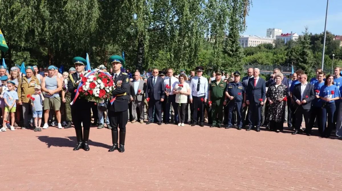 Сегодня у памятника «Круговая оборона» прошёл торжественный митинг в честь Дня ВДВ