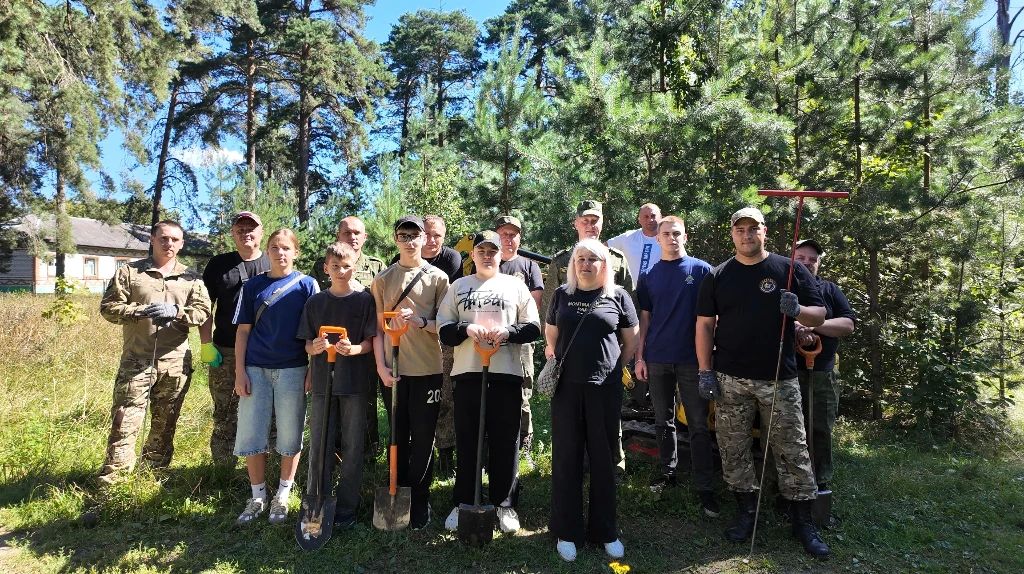 В центре Жуковки поисковики подняли останки семи красноармейцев
