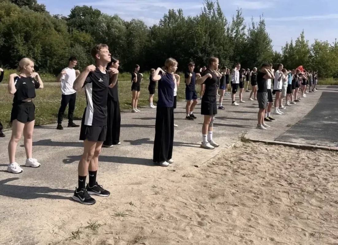 В Брянске ко Дню физкультурника прошла «Зарядка с чемпионом»