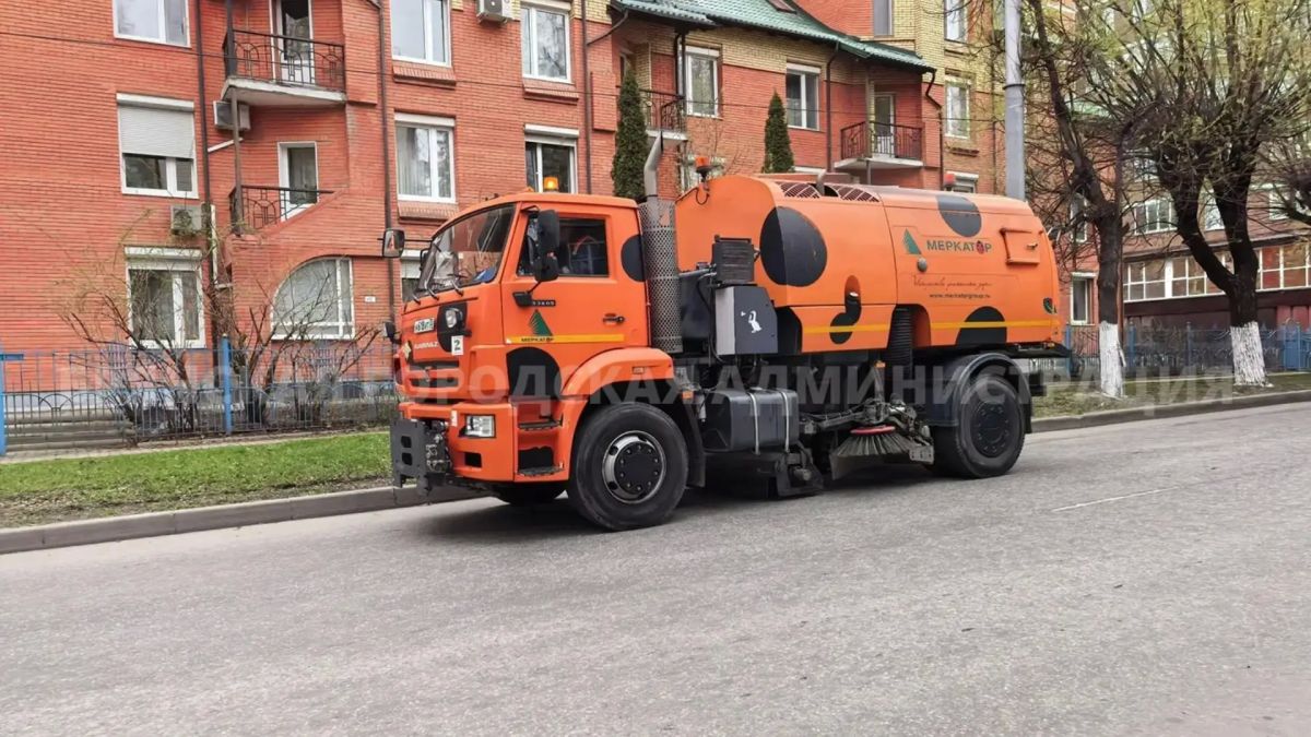 В Брянске до блеска вычистили проспекты Станке Димитрова и Героев